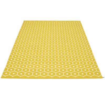 Gelber Pappelina Honey Kunststoffteppich 180x260 cm mit weißem Wabenmuster für Innen und Außen.
